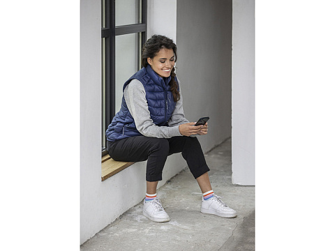 Женский утепленный жилет Pallas  из переработанных материалов по стандарту GRS - Темно - серый - рис 4.