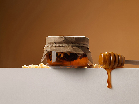 Мед с сосновой шишкой и кедровым орехом 120 гр. - рис 5.